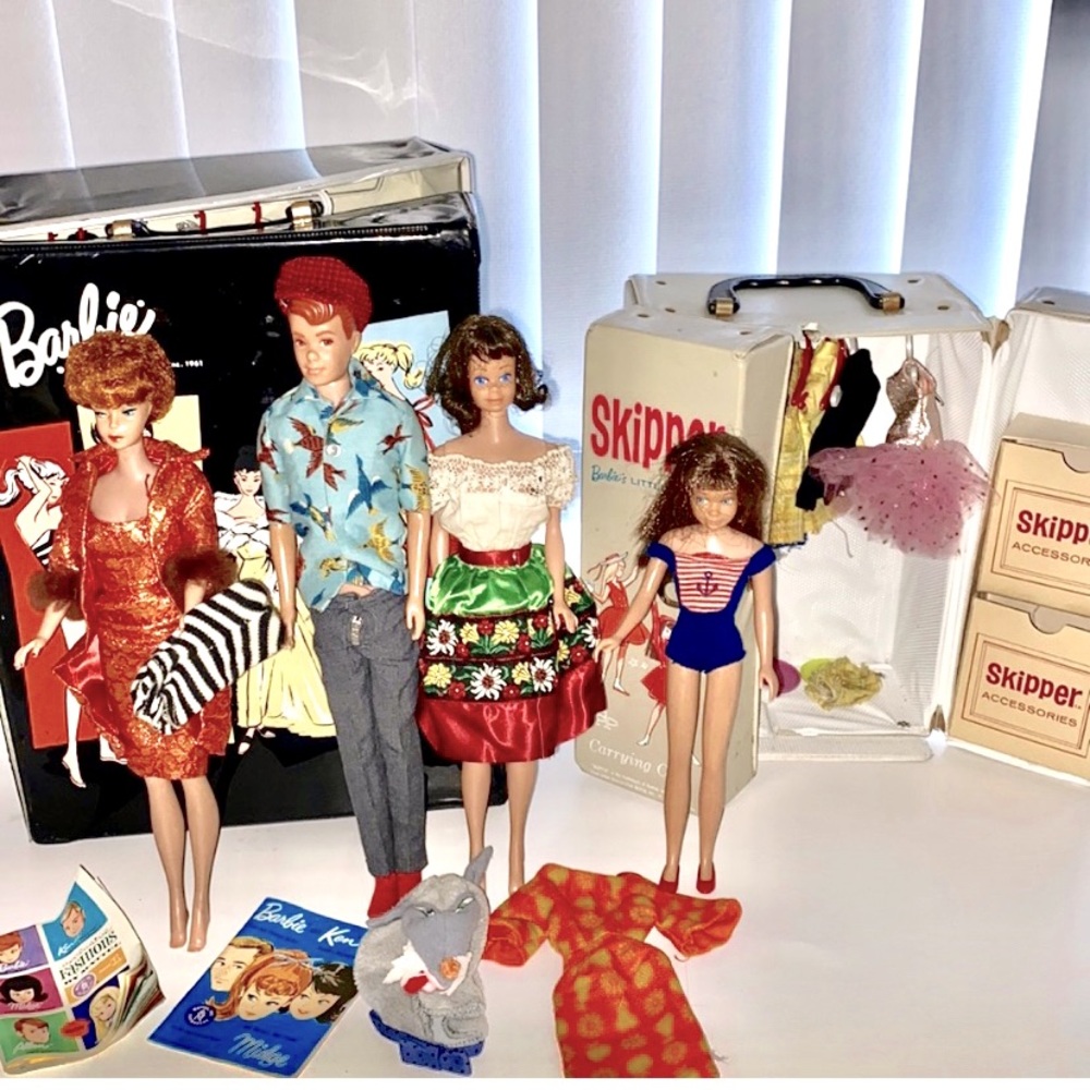 🔥CLEARANCE🔥Barbie,Skipper, Midge,Allen dolls,clothes &2 cases(Barbie & Skipper